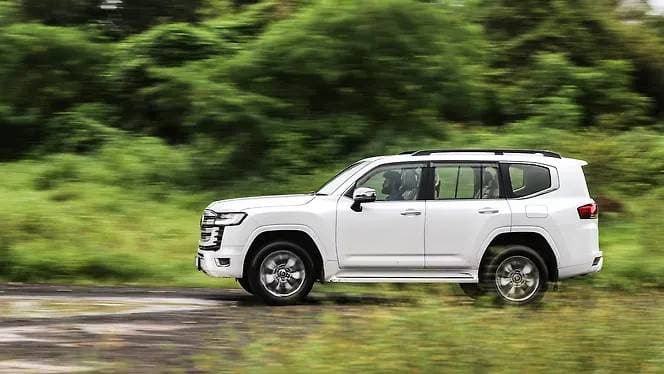 Toyota Land Cruiser — Photo 8 of 9