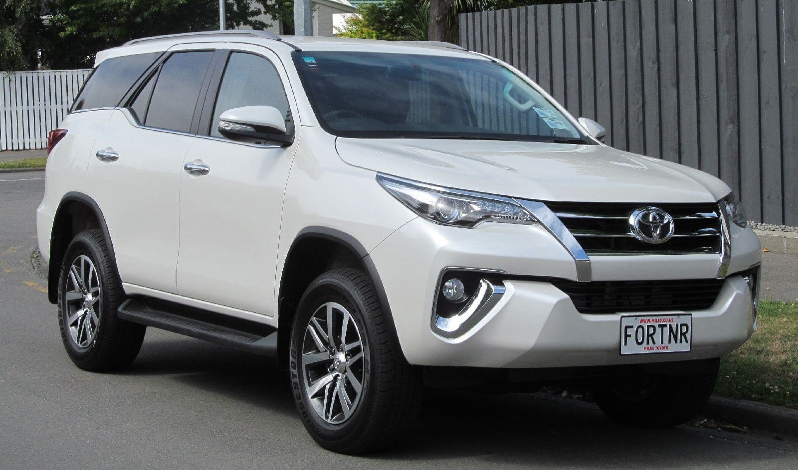 Toyota Fortuner — Photo 2 of 4