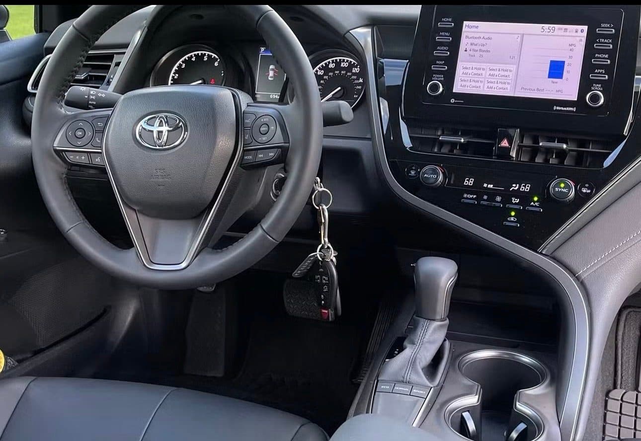 Toyota Camry — Photo 5 of 6